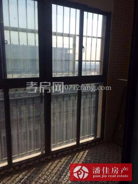 滿五 永新小區(qū)3室2廳1衛(wèi)126平簡(jiǎn)單裝修3樓