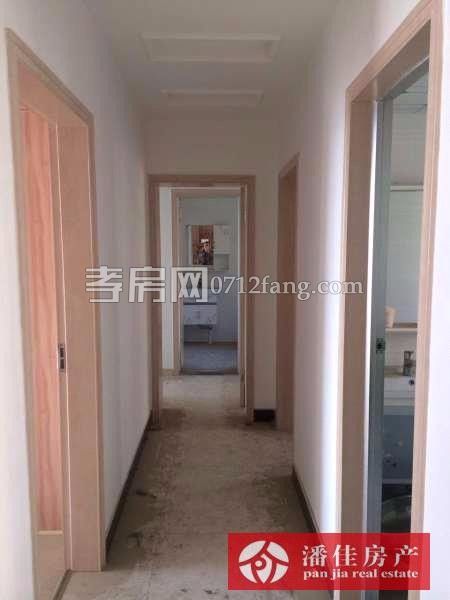 滿五 永新小區(qū)3室2廳1衛(wèi)126平簡(jiǎn)單裝修3樓