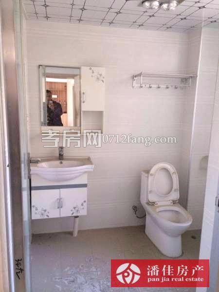 滿五 永新小區(qū)3室2廳1衛(wèi)126平簡(jiǎn)單裝修3樓