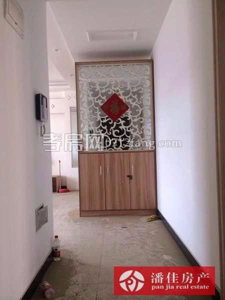 滿五 永新小區(qū)3室2廳1衛(wèi)126平簡(jiǎn)單裝修3樓