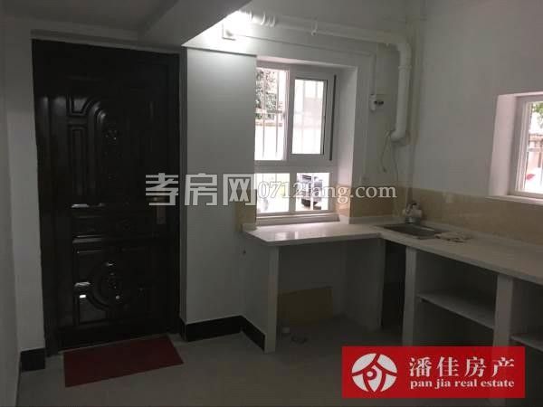 【潘佳房產(chǎn)推薦】【香澳路步行街車庫30㎡1室1廳新簡裝800元/月，有圖】