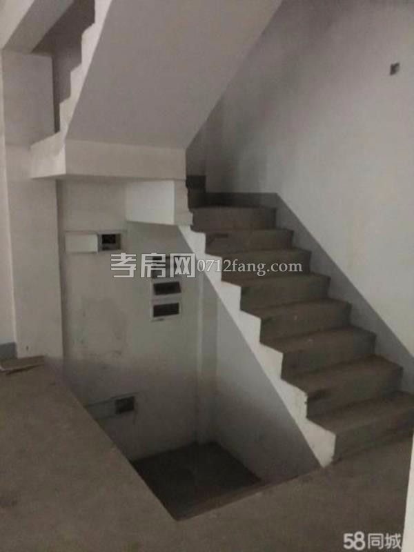 滿五 永新小區(qū)3室2廳1衛(wèi)126平簡單裝修3樓