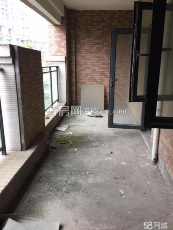 滿五 永新小區(qū)3室2廳1衛(wèi)126平簡單裝修3樓