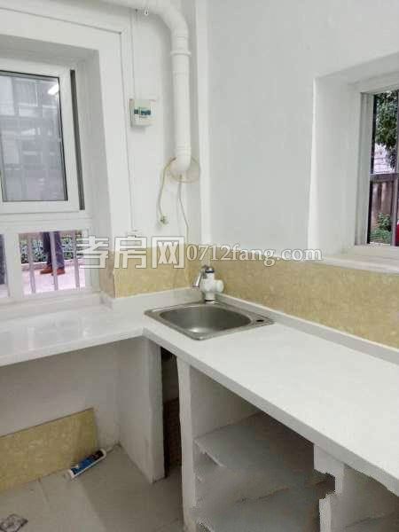 【潘佳房產(chǎn)推薦】香澳路步行街車庫30㎡，高2.7m，新裝修帶廚房廁所，可以住人，13萬，有圖】