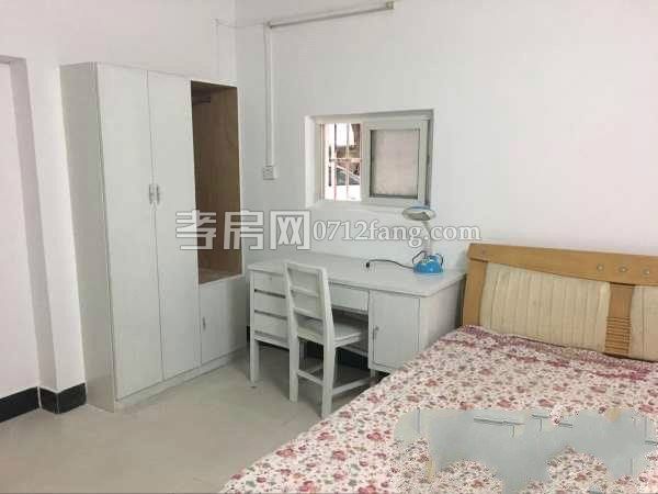 【潘佳房產(chǎn)推薦】香澳路步行街車庫30㎡，高2.7m，新裝修帶廚房廁所，可以住人，13萬，有圖】