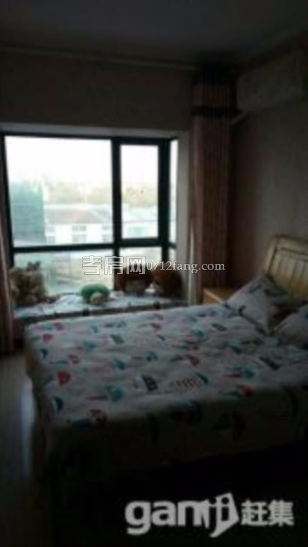 滿兩年柴油小區(qū)南區(qū)3室1廳1衛(wèi)80平簡(jiǎn)單裝修3樓