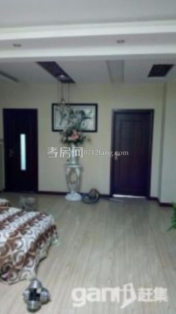 滿兩年柴油小區(qū)南區(qū)3室1廳1衛(wèi)80平簡(jiǎn)單裝修3樓