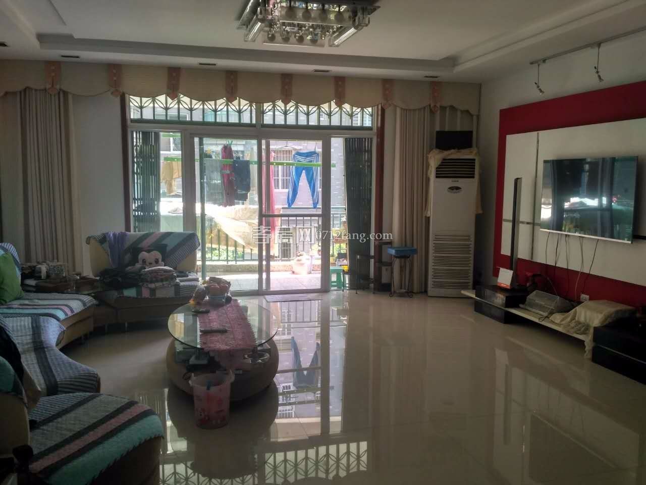 滿二精裝修寶成佳園3室2廳1衛(wèi)107平3樓