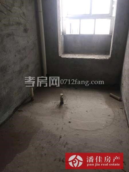 【潘佳房產(chǎn)推薦】【滿二翡翠名都1期137平米中層精裝保持很新帶地暖110萬】