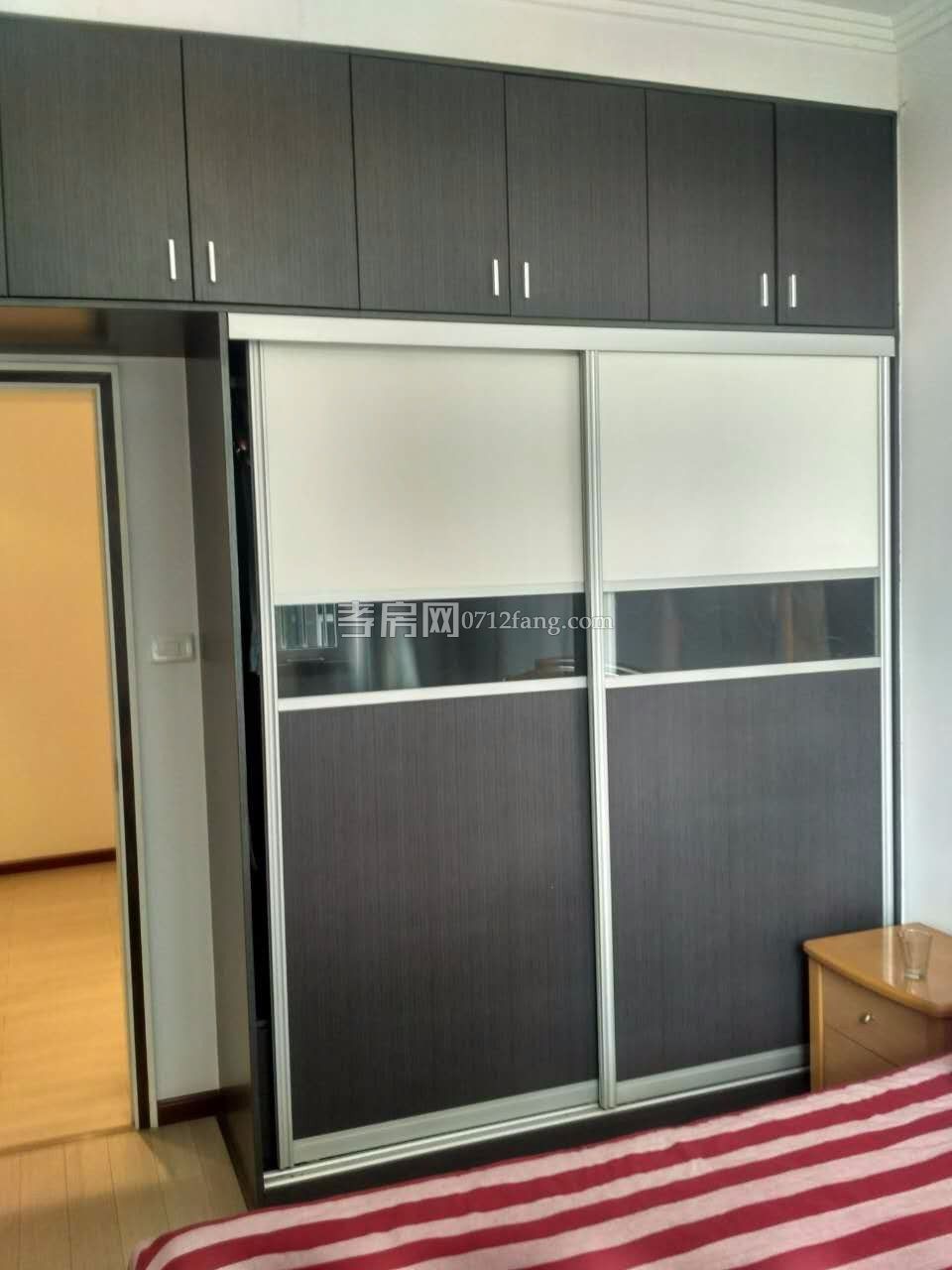 滿二精裝修寶成佳園3室2廳1衛(wèi)107平3樓