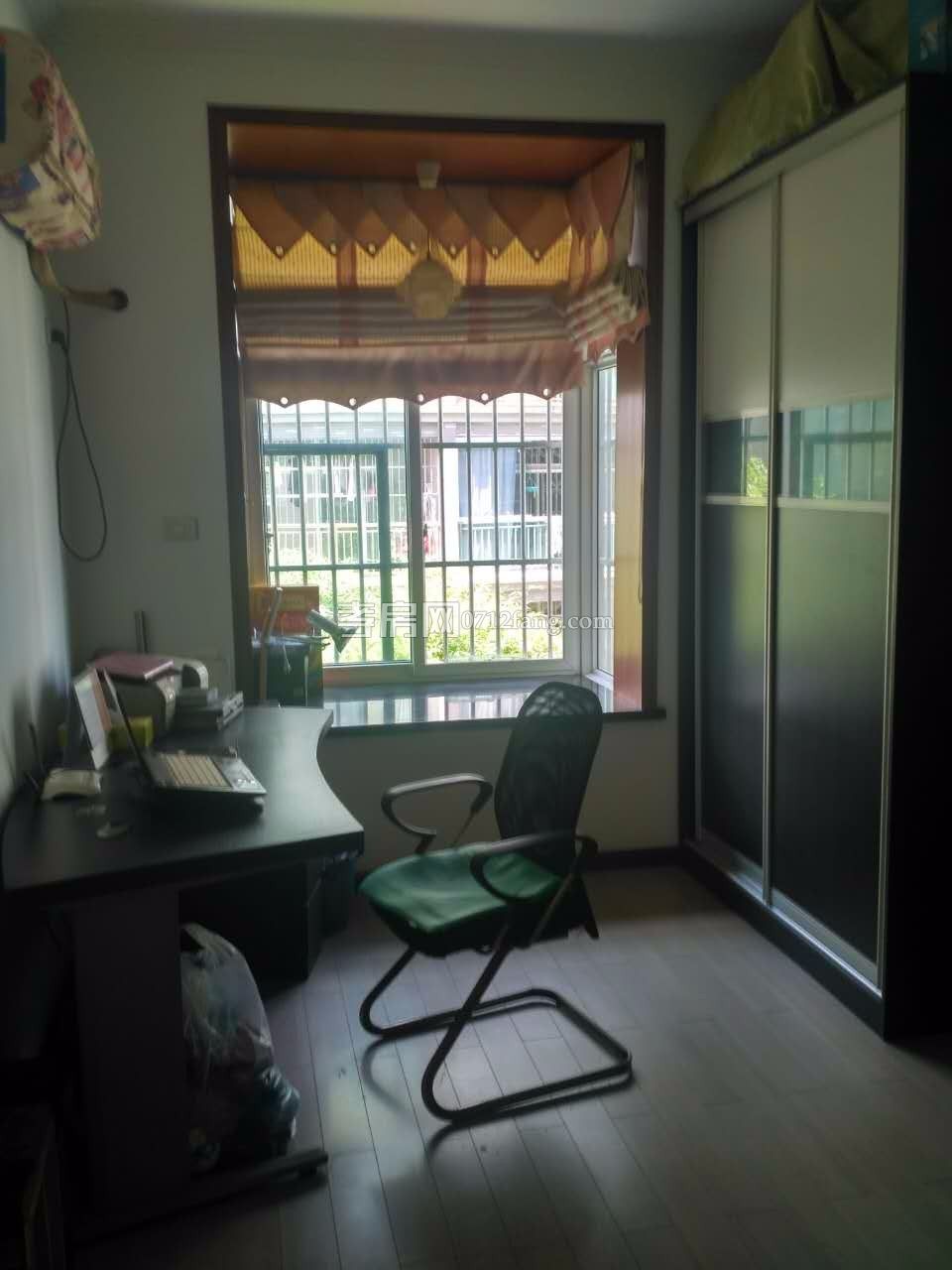 滿二精裝修寶成佳園3室2廳1衛(wèi)107平3樓