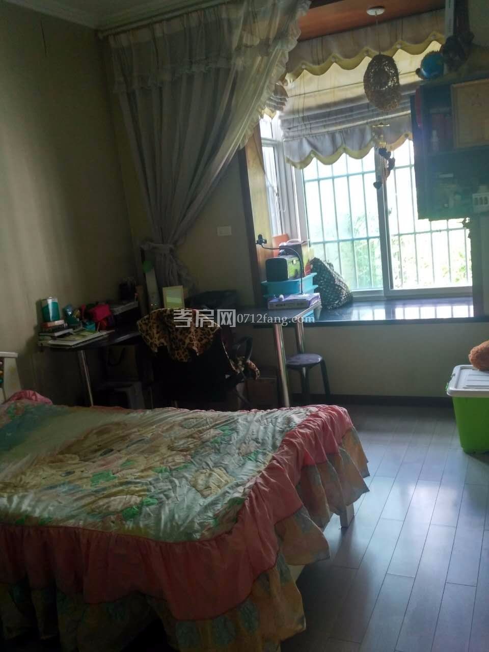 滿二精裝修寶成佳園3室2廳1衛(wèi)107平3樓