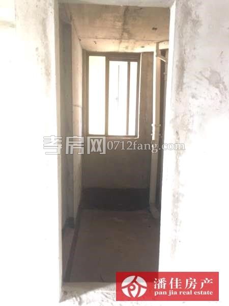 【潘佳房產(chǎn)推薦】灣流匯中間樓層110平米毛坯90萬(wàn)