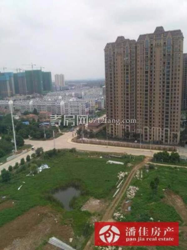 孝柴小區(qū)電梯房2室2廳1衛(wèi)97平精裝修九成新