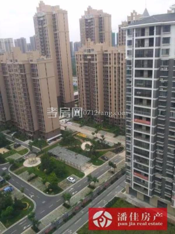 孝柴小區(qū)電梯房2室2廳1衛(wèi)97平精裝修九成新