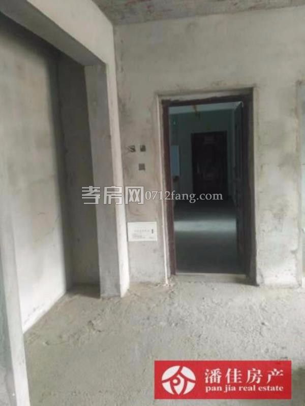 孝柴小區(qū)電梯房2室2廳1衛(wèi)97平精裝修九成新