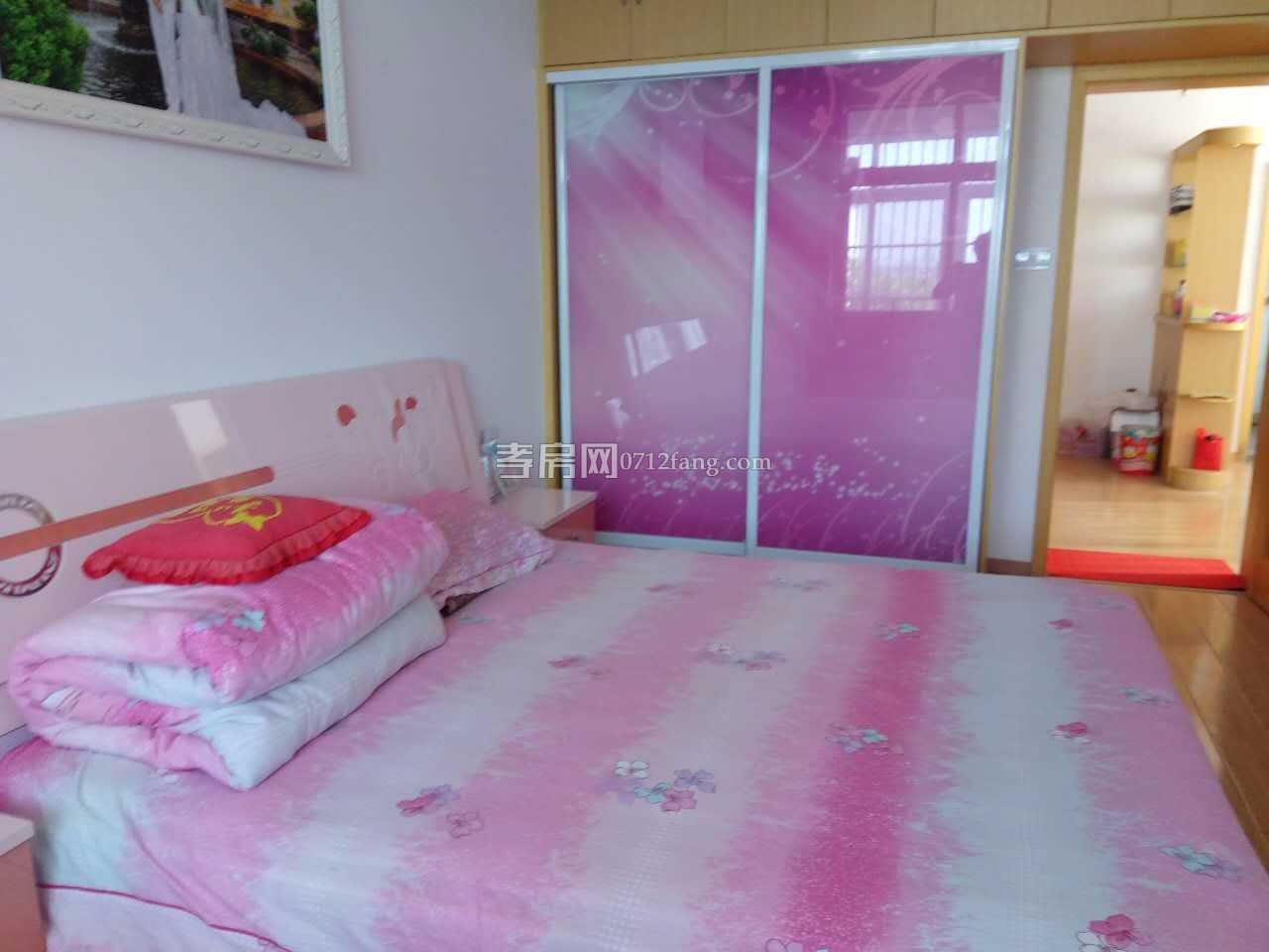 3室2廳2衛(wèi) 繁華地段精裝修急售拎包入住