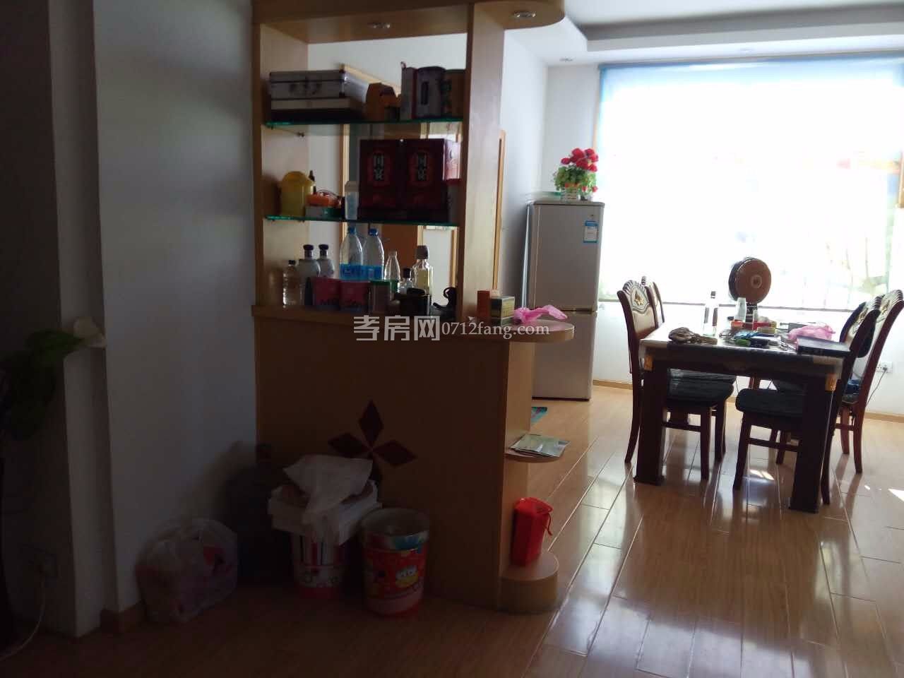 3室2廳2衛(wèi) 地段精裝修急售拎包入住