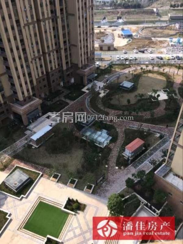 錦繡后湖二期電梯房 經(jīng)典三房，131.36平精裝修 中間