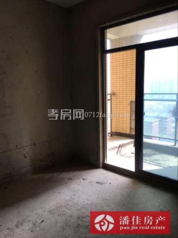 錦繡后湖二期電梯房經(jīng)典三房，131.36平精裝修中間