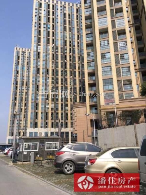 錦繡后湖二期電梯房經(jīng)典三房，131.36平精裝修中間