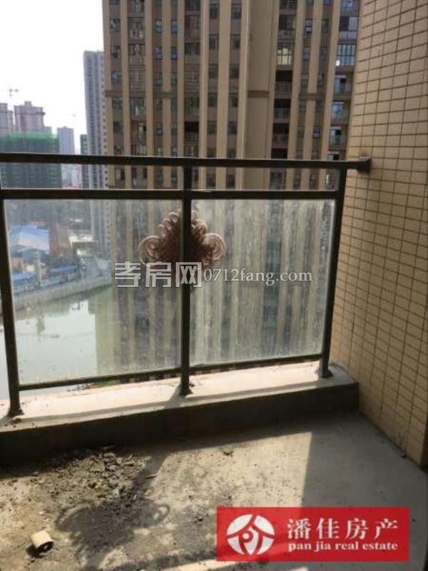 錦繡后湖二期電梯房經(jīng)典三房，131.36平精裝修中間