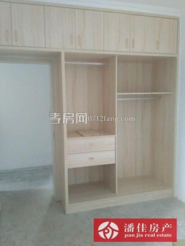 滿二年百佳豪庭3室2廳1衛(wèi)136平中等裝修5樓