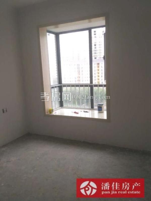 滿二年百佳豪庭3室2廳1衛(wèi)136平中等裝修5樓