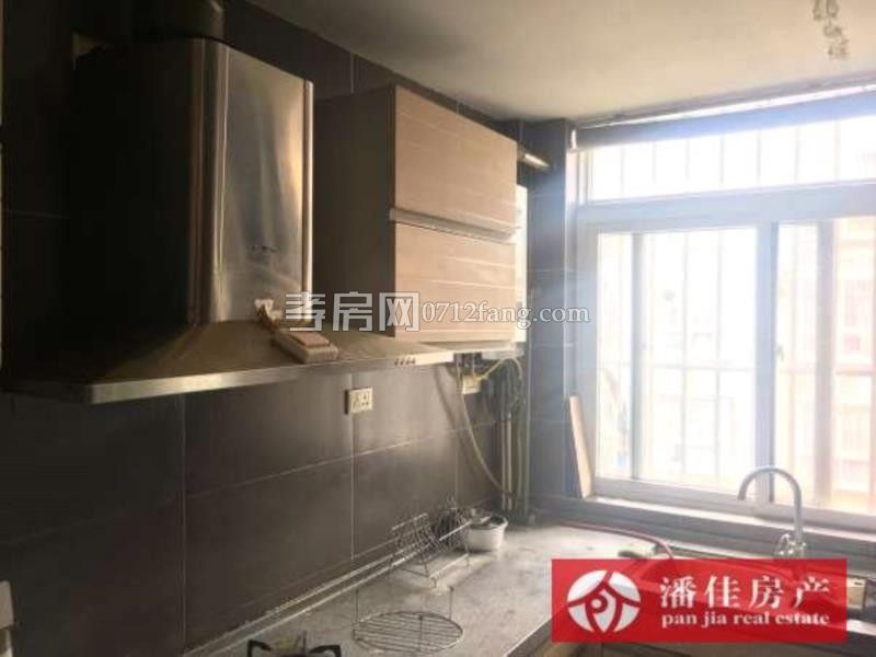 孝柴小區(qū)電梯房2室2廳1衛(wèi)97平精裝修九成新