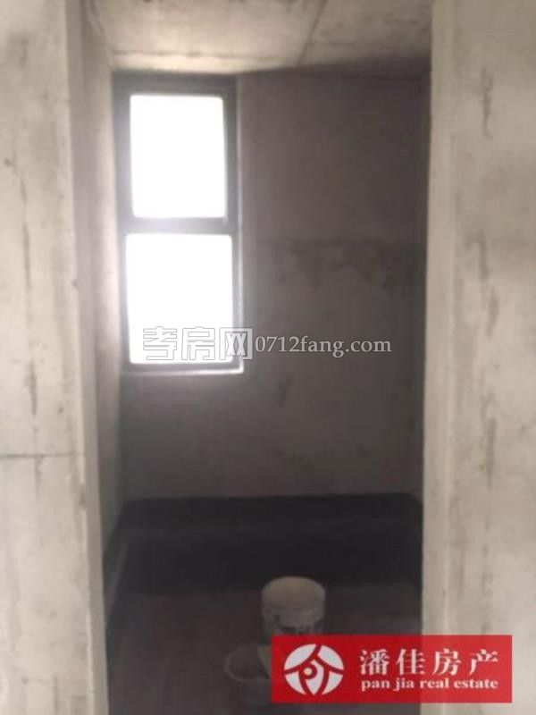 滿二掛口有證出讓地2室2廳1衛(wèi)毛坯111平2600元一平4樓