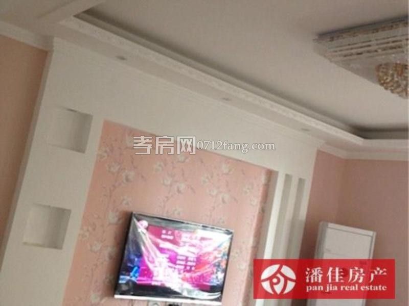 錦繡后湖二期電梯房經(jīng)典三房，131.36平精裝修中間