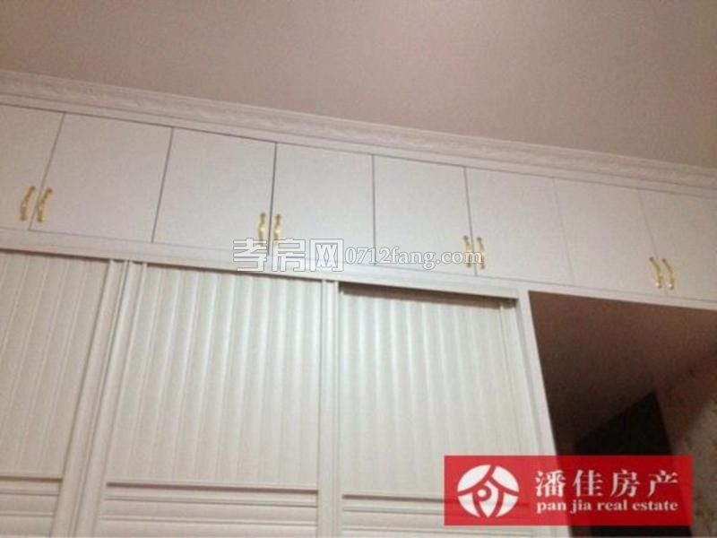 錦繡后湖二期電梯房經(jīng)典三房，131.36平精裝修中間