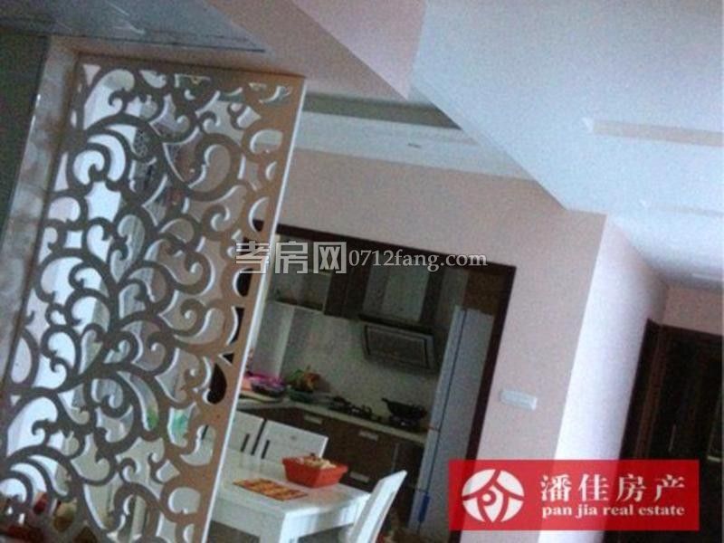 錦繡后湖二期電梯房經(jīng)典三房，131.36平精裝修中間