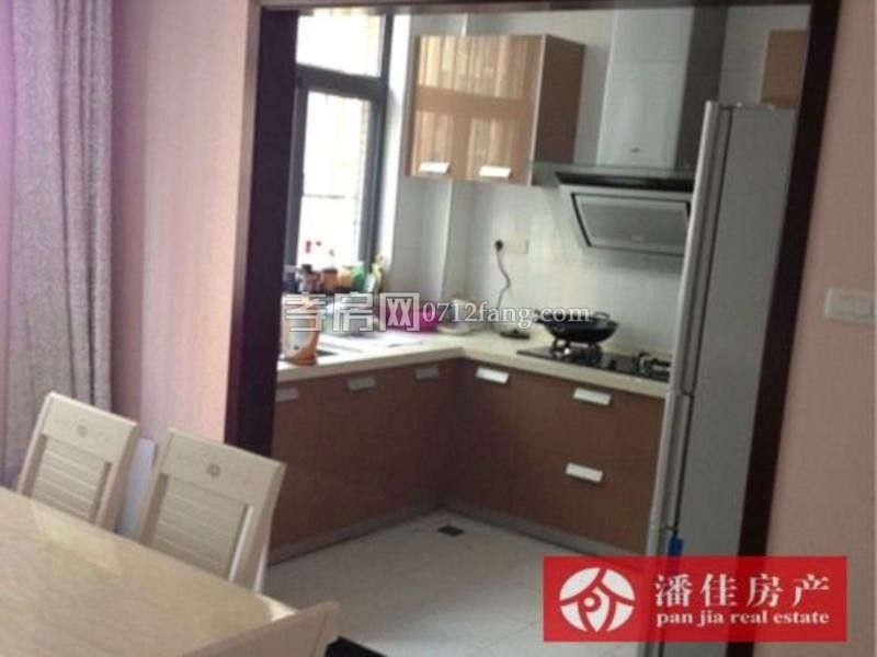 錦繡后湖二期電梯房經(jīng)典三房，131.36平精裝修中間