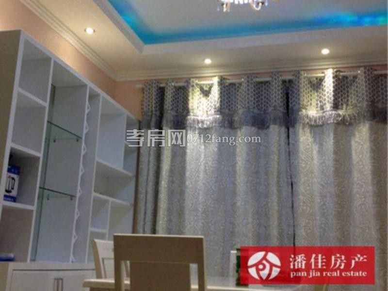 錦繡后湖二期電梯房經(jīng)典三房，131.36平精裝修中間