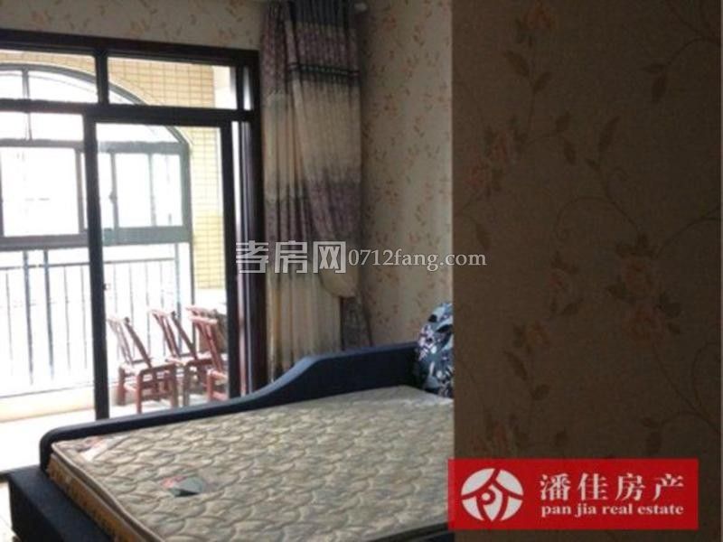 錦繡后湖二期電梯房經(jīng)典三房，131.36平精裝修中間