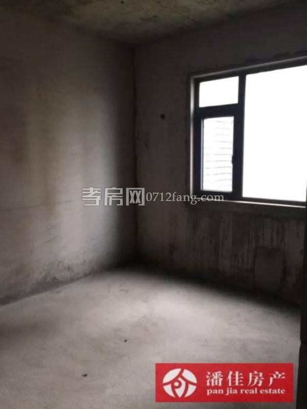 錦繡后湖二期電梯房經(jīng)典三房，131.36平精裝修中間