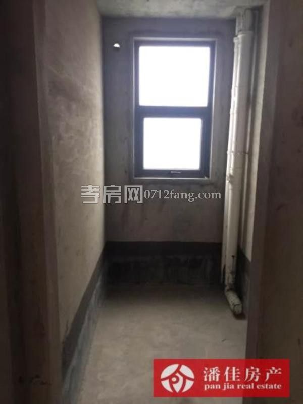 錦繡后湖二期電梯房經(jīng)典三房，131.36平精裝修中間