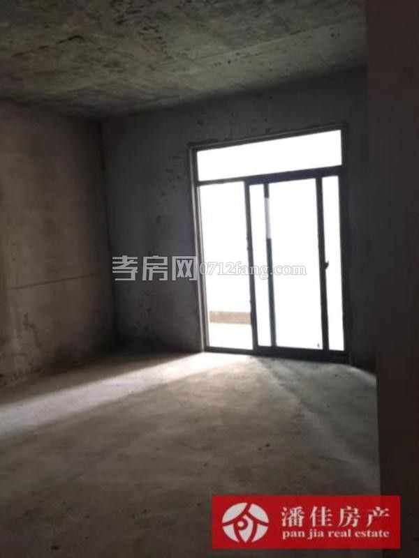 錦繡后湖二期電梯房經(jīng)典三房，131.36平精裝修中間