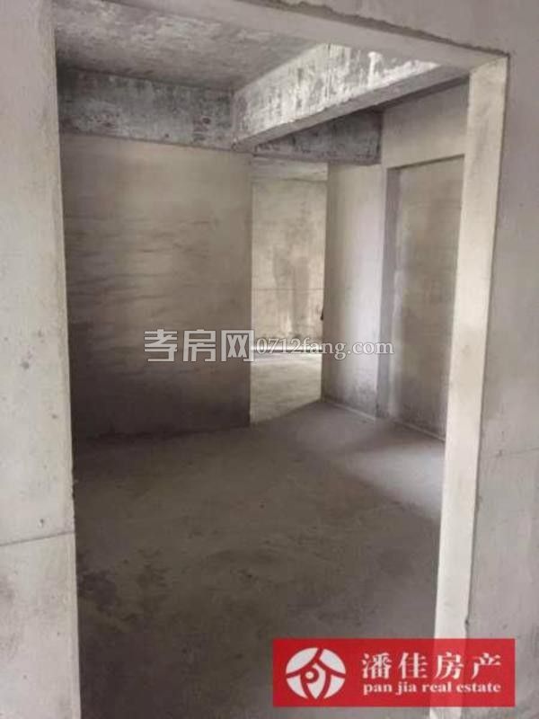 錦繡后湖二期電梯房經(jīng)典三房，131.36平精裝修中間