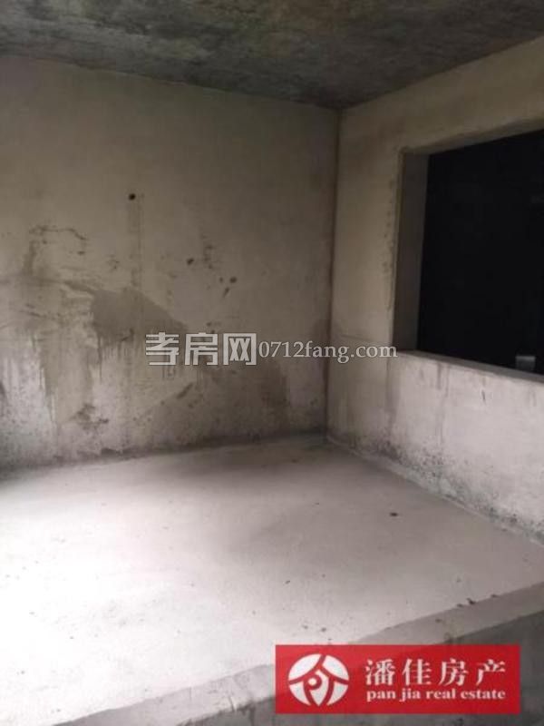 錦繡后湖二期電梯房經(jīng)典三房，131.36平精裝修中間