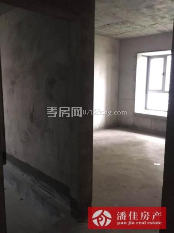 錦繡后湖二期電梯房經(jīng)典三房，131.36平精裝修中間