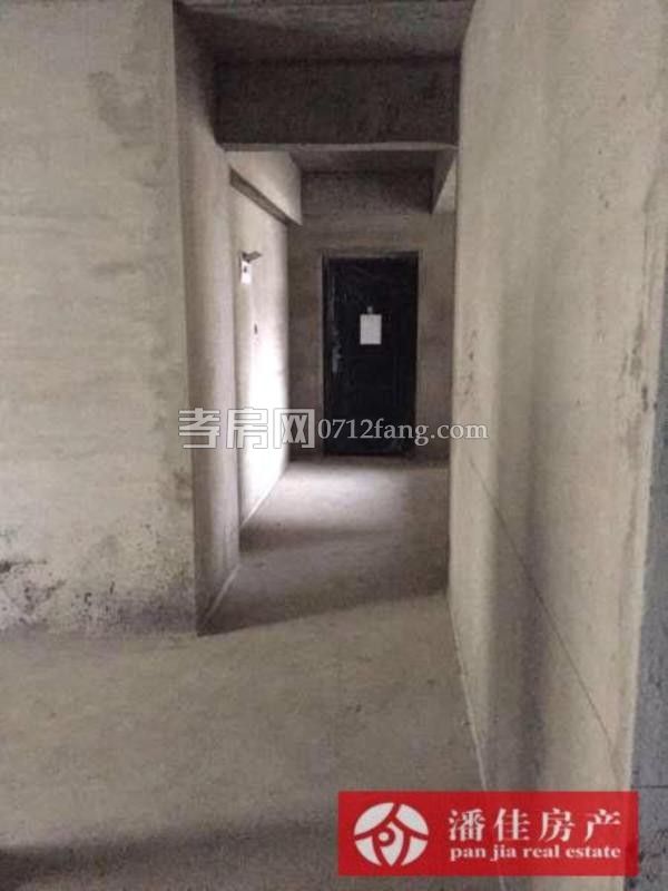 錦繡后湖二期電梯房經(jīng)典三房，131.36平精裝修中間