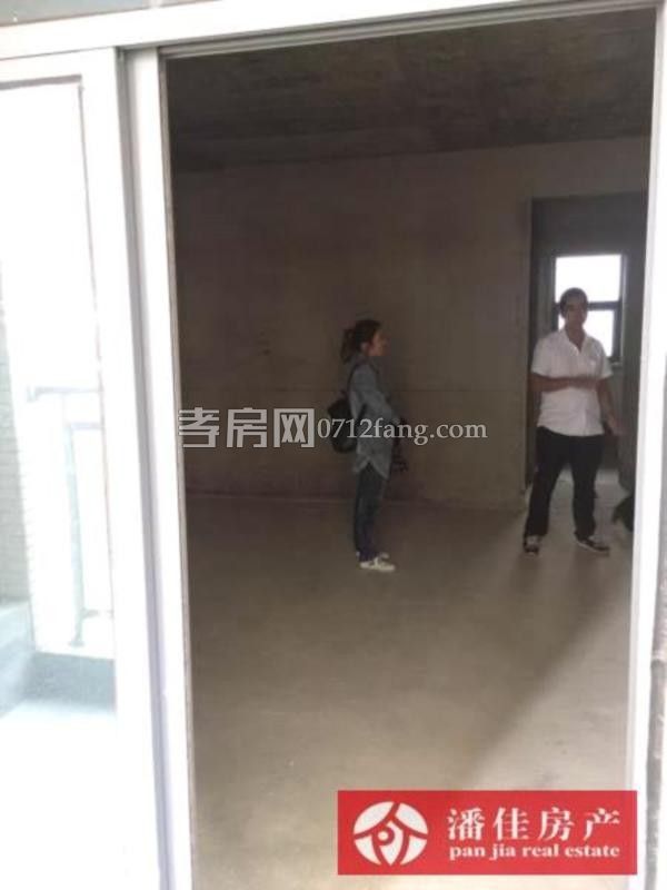 錦繡后湖二期電梯房經(jīng)典三房，131.36平精裝修中間