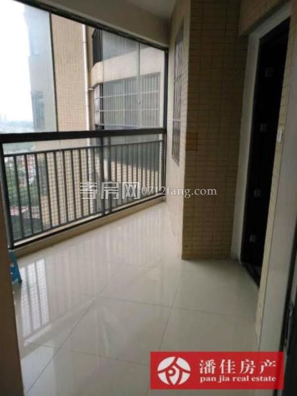 掛口小區(qū)大三房，精裝修，送全套家電，拎包入住