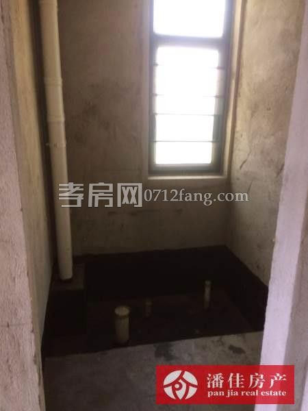 滿(mǎn)兩年北京一路合力公寓125.8平方2樓三居室62萬(wàn)