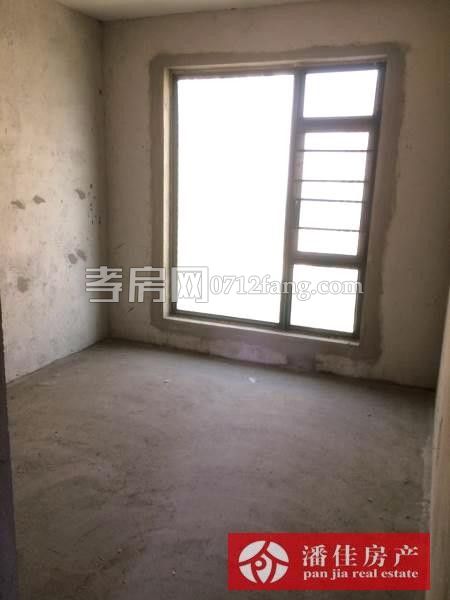 滿(mǎn)兩年北京一路合力公寓125.8平方2樓三居室62萬(wàn)