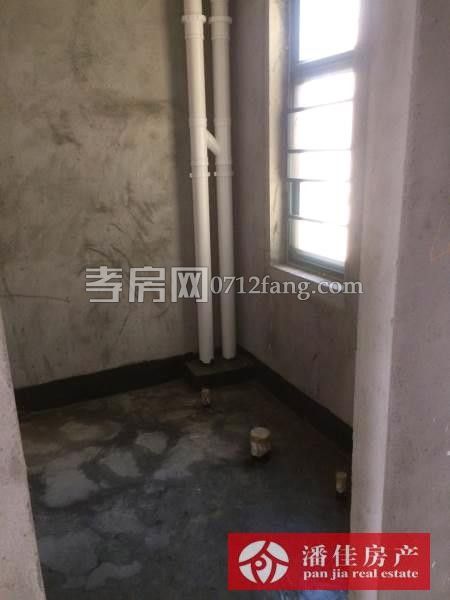 滿(mǎn)兩年北京一路合力公寓125.8平方2樓三居室62萬(wàn)