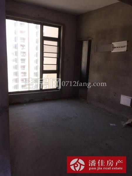 滿(mǎn)兩年北京一路合力公寓125.8平方2樓三居室62萬(wàn)