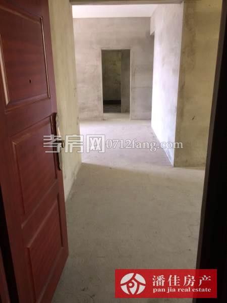 滿(mǎn)兩年北京一路合力公寓125.8平方2樓三居室62萬(wàn)